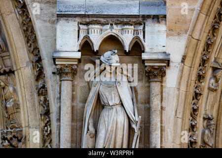 Westfassade von Notre-Dame de Paris, Skulptur zwischen Portal von Weltgericht und Portal von St. Anne, Paris, Frankreich Stockfoto
