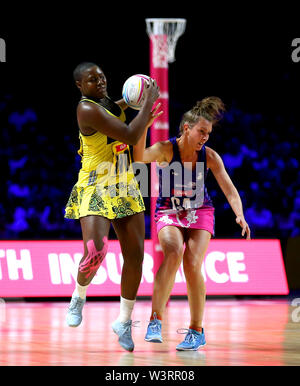 Schottlands Lynsey Gallagher (rechts) und in Jamaika Vangelee Williams in Aktion während der NETBALL WM-Spiel im M&S Bank Arena, Liverpool. Stockfoto