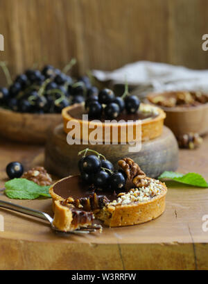 Schoko Törtchen mit Beeren und Nüssen Stockfoto