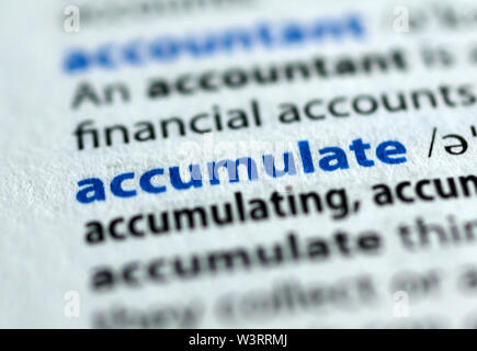 MONTREAL, KANADA - 17. JULI 2019: Wort in einem dictionay mit Bedeutung ansammeln. Close-up und selektiven Fokus. Stockfoto