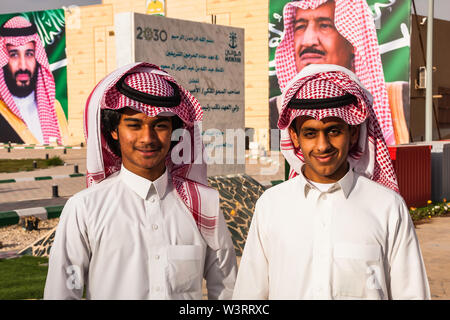 Zwei junge saudische Männer in traditioneller Kleidung an der Janadriyah Festival Stockfoto