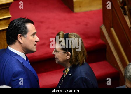 Athen, Griechenland. 17. Juli, 2019. Adonis Georgiadis, Minister für Entwicklung und Investitionen und Vizepräsident der Neuen Demokratie (links) und Lina Mendoni, Minister für Kultur (rechts) in einer Diskussion vor der Vereidigung Zeremonie im griechischen Parlament. Credit: Dimitrios Karvountzis/Pacific Press/Alamy leben Nachrichten Stockfoto