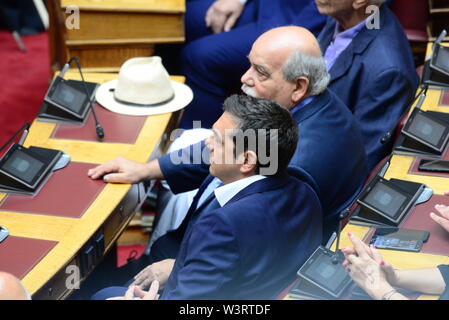 Athen, Griechenland. 17. Juli, 2019. Der ehemalige griechische Premierminister und Präsident von Syriza Partei Alexis Tsipras (links) mit dem früheren Präsidenten des Griechischen Parlaments und Abgeordneter von Syriza, Nikos Voutsis (rechts). Credit: Dimitrios Karvountzis/Pacific Press/Alamy leben Nachrichten Stockfoto