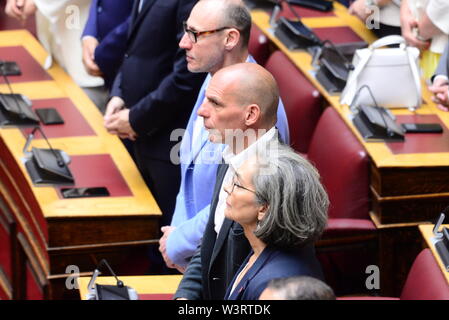 Athen, Griechenland. 17. Juli, 2019. Yanis Varoufakis (Mitte) Zurück zum griechischen Parlament mit seiner Partei Mera 25 für den Schwur Zeremonie. Credit: Dimitrios Karvountzis/Pacific Press/Alamy leben Nachrichten Stockfoto