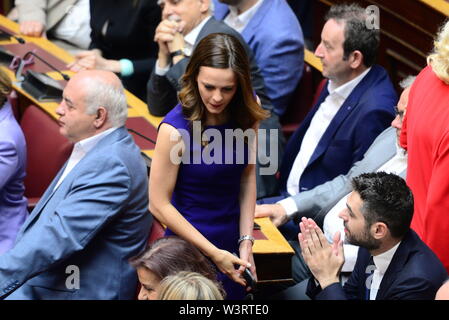 Athen, Griechenland. 17. Juli, 2019. Efi Axchioglou Stellvertreter von Syriza für den Schwur im griechischen Parlament. Credit: Dimitrios Karvountzis/Pacific Press/Alamy leben Nachrichten Stockfoto