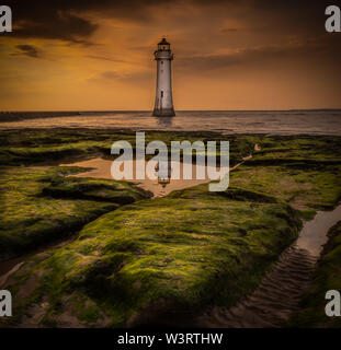 Dieses Bild wurde im golden hour in New Brighton Leuchtturm auf dem Wirral genommen, ich habe gerade die Reflexion in der Rockpool zeigen die Top geliebt Stockfoto