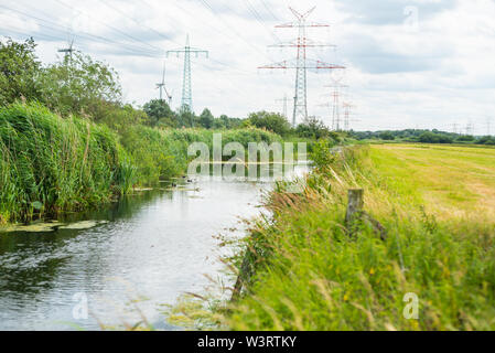 Das Wasser findet immer seinen Weg durch die Natur Stockfoto