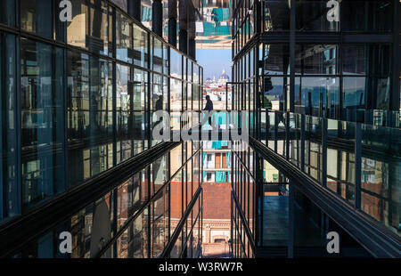 Teil des futuristischen Neubau des Architekten Jean Nouvel an das Centro de Arte Reina Sofia in Madrid, Spanien Stockfoto