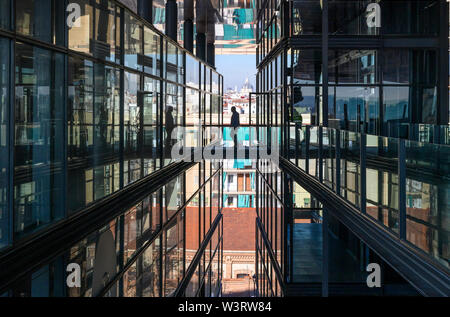 Teil des futuristischen Neubau des Architekten Jean Nouvel an das Centro de Arte Reina Sofia in Madrid, Spanien Stockfoto