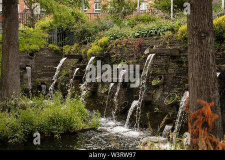 Brunnen in Planten un Blomen, einem botanischen Garten in Hamburg. Stockfoto