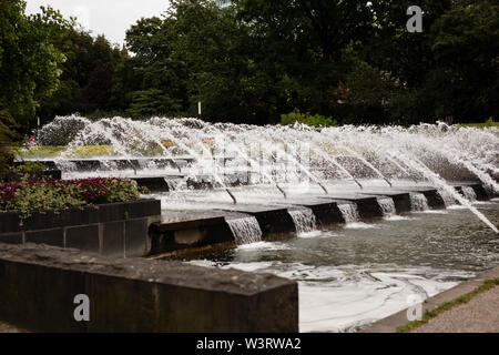 Brunnen in Planten un Blomen, einem botanischen Garten in Hamburg. Stockfoto