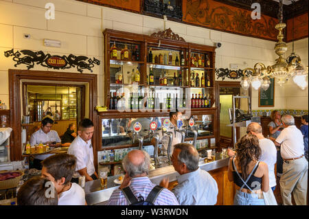 Die Menschen essen und trinken an der Bar in der Casa Labra eine berühmte alte Bar/Taverne in Bacalao und andere Tapas spezialisiert, in der Nähe der Puerta del Sol, in Stockfoto