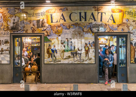 Eine Tapas Bar stark mit Kacheln in der Calle de la Cava Baja in der La Latina Viertel eingerichtet, zentral, Madrid, Spanien Stockfoto