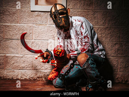 Zombie, Halloween Urlaub Feier, Cosplay. Mann Daemon auf Schloss Hintergrund. Satan mit Ketten, rotes Blut. Hölle, Tod, böse, Horror-Konzept. Teufel Stockfoto