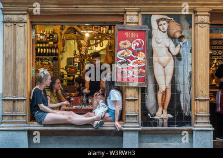 Junge Menschen trinken in Bodegas Melibea, Einer Tapas-Bar und einem Restaurant namens Melibea, in der Nähe der Plaza de Santa Ana im Zentrum von Madrid. Spanien Stockfoto