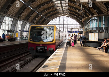 Ein S-Bahn-Zug auf der S5-Linie nach Strausberg Nord am Bahnsteig am Alexanderplatz in Berlin, Deutschland. Stockfoto