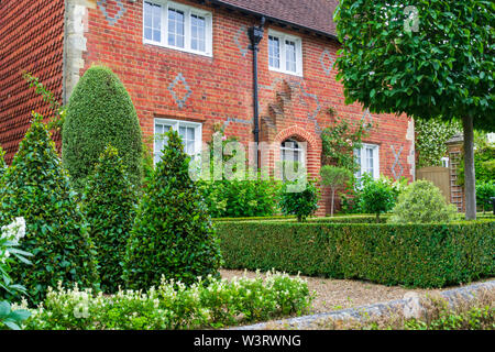 Die Aussicht auf ein schönes Haus mit Garten und die vordere Tür in England Stockfoto