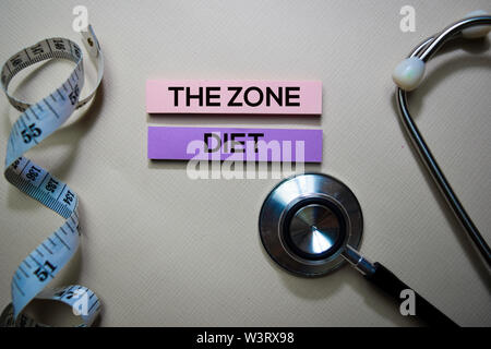 Die Zone Diät text auf Haftnotizen. Draufsicht auf Büro Schreibtisch isoliert. Healthcare/Medical Konzept Stockfoto