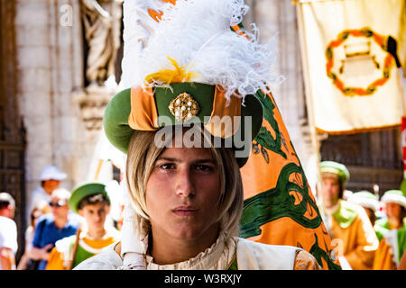 Eine schöne, junge Mann mit mittelalterlichen Kostüm und Gewand am historischen jährlichen Palio Pferderennen in Siena, Italien Stockfoto