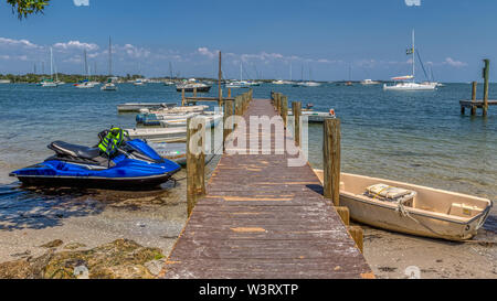 Kleine Jet Ski und Boote angedockt auf Anna Maria Island, Florida. Stockfoto