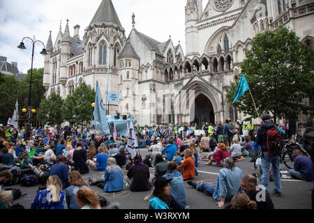 Aussterben Rebellion Unterbrechung über 5 britische Städte fordert Regierung auf, jetzt zu handeln außerhalb der Royal Courts of Justice, nachdem es letzte Woche wurde bekannt, dass mehr als 1.000 Aktivisten, die in den vorhergehenden Demonstrationen teilgenommen Verfolgung konfrontiert waren, am 15. Juli 2019 in London, England, Vereinigtes Königreich. Aussterben Rebellion ist ein Klimawandel Gruppe begann im Jahr 2018 und hat eine riesige Fangemeinde von Leuten zu friedlichen Protesten begangen. Diese Proteste sind die Hervorhebung, dass die Regierung nicht genug um die katastrophalen Klimawandel zu vermeiden und zu verlangen, dass sie die Regierung radikale actio nehmen Stockfoto