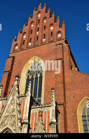 Die dominikanische Kirche der Heiligen Dreifaltigkeit entspringt in den blauen Himmel. Ursprünglich im Jahr 1250 gebaut, im Jahr 1872 wieder aufgebaut nach dem großen Brand von 1850 in Krakau, Polen. Stockfoto