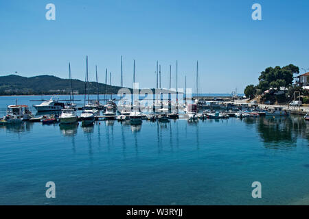 Neos Marmaras, Griechenland, 30. Mai 2019. Ein Blick auf die ruhige Stadt Hafen mit Schiffen. Neos Marmaras befindet sich auf der Halbinsel Sithonia, Chalkidiki, Griechenland. Stockfoto
