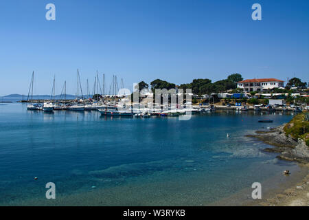Neos Marmaras, Griechenland, 30. Mai 2019. Ein Blick auf die ruhige Stadt Hafen mit Schiffen. Neos Marmaras befindet sich auf der Halbinsel Sithonia, Chalkidiki, Griechenland. Stockfoto