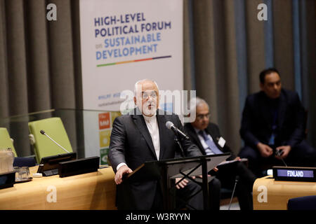 (190717) - DIE VEREINTEN NATIONEN, 17. Juli 2019 (Xinhua) - Der iranische Aussenminister Mohammad Javad Zarif Adressen der allgemeinen Aussprache des Hochrangigen Segments des Wirtschafts- und Sozialrats (ECOSOC) Ministertreffens der Hochrangigen Politischen Forums über nachhaltige Entwicklung, auf das UN-Hauptquartier in New York, 17. Juli 2019. Javad Zarif am Mittwoch erklärte der Vereinigten Nationen High Level Meeting, das iranische Volk auf die brutalste Form des "wirtschaftlichen Terrorismus ausgesetzt sind." (Xinhua/Li Muzi) Stockfoto