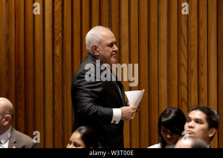 (190717) - DIE VEREINTEN NATIONEN, 17. Juli 2019 (Xinhua) - Der iranische Aussenminister Mohammad Javad Zarif nach der Adressierung der allgemeinen Aussprache des Hochrangigen Segments des Wirtschafts- und Sozialrats (ECOSOC) Ministertreffens der Hochrangigen Politischen Forums über nachhaltige Entwicklung, auf das UN-Hauptquartier in New York verlässt, 17. Juli 2019. Javad Zarif am Mittwoch erklärte der Vereinigten Nationen High Level Meeting, das iranische Volk auf die brutalste Form des "wirtschaftlichen Terrorismus ausgesetzt sind." (Xinhua/Li Muzi) Stockfoto