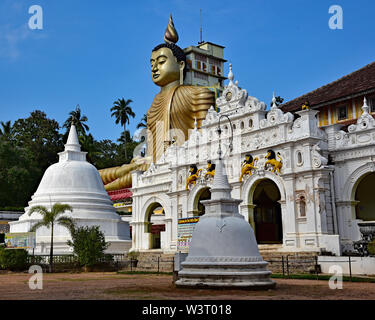 Dschungel Tempel von Wewurukannala Vihara, oft mit Anbeter, die Heimat Sri Lanka's grösste sitzender Buddha, Dikwella, Asien drängten. Stockfoto