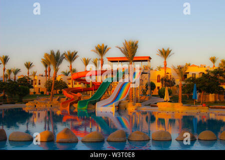 Wasser bunte Regenbogen Folien mit Swimmingpool im Hotel in der Morgendämmerung in Ägypten. Wasser sport Intertainment Stockfoto
