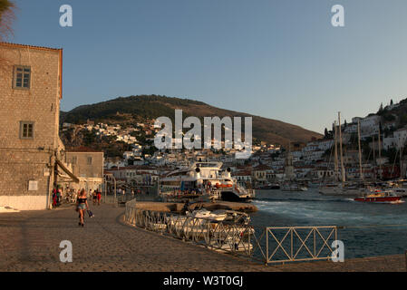 Gepflasterten Straße und Hydra Harbour View, Insel Hydra, Griechenland. Stockfoto