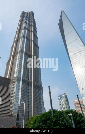 Shanghai, China - 8. Mai 2019: Shanghai Tower, World Financial Center und Jin Mao Tower in Shanghai. Das moderne Gebäude der Lujiazui. Diese sind. Stockfoto
