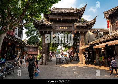 Wuzhen, China - 9. Mai 2019: wuzhen East Gate Eingang in Friedrichshafen Jiaxing City Zhejiang Provinz. Historische Wasser Stadt, einer der sechs alte Stadt Stockfoto