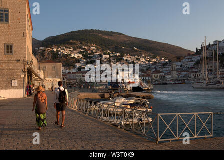 Menschen zu Fuß auf der Straße mit Kopfsteinpflaster in Hydra Hafen, Insel Hydra, Griechenland. Stockfoto