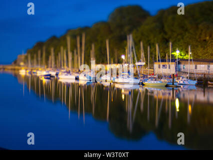 Ein Foto mit einem lensbaby Objektiv der Nothe und Boote genommen günstig neben der äußere Hafen führenden zum Stein Pier in Weymouth in der Dämmerung. Stockfoto