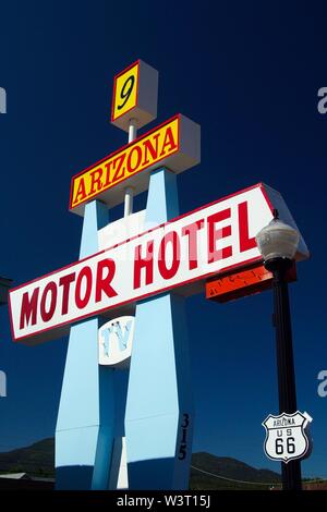 WILLIAMS (Arizona), USA - 14. AUGUST. 2009: Blick auf isolierte Classic Motor Hotel Schild gegen den blauen Himmel in der Route 66 Stockfoto