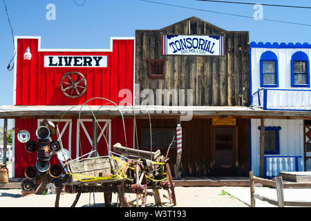 SELIGMAN (Arizona), USA - 14. AUGUST. 2009: Blick auf die historische wild west Fassade mit livree und tonsorial von Doc Holliday Stockfoto