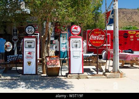 OATMAN (Arizona), USA - AUGUST 7. 2009: Blick über verlassene historische alte Tankstelle an der Route 66 Stockfoto