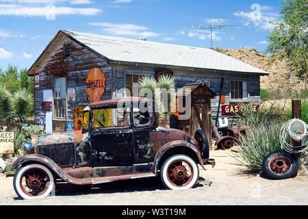 OATMAN (Arizona), USA - AUGUST 7. 2009: American Vintage Auto vor der abgebrochenen Holz- historische alte Tankstelle Stockfoto