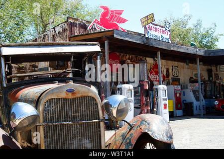 OATMAN (Arizona), USA - AUGUST 7. 2009: Vorderansicht auf alten rostigen classic Ford Auto vor historischen Tankstelle und General Store Stockfoto