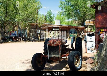 OATMAN (Arizona), USA - AUGUST 7. 2009: Alten rostigen isoliert Schlepper auf einem verlassenen Bauernhof in der Landschaft Stockfoto