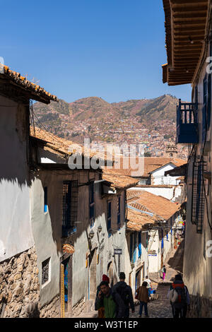 Blick auf die Straßen und Dächer zu den Hügeln in Cusco, Peru, Südamerika Stockfoto