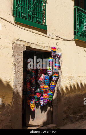 Aus bunten Masken in der Tür ein Handwerker shop in Cusco, Peru, Südamerika Stockfoto