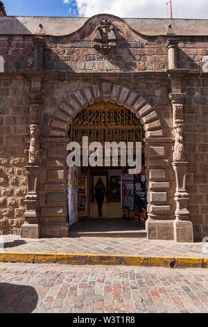 Steinmetzarbeiten entweder Seite der Eingang zu den Städtischen Theater Daniel Estrada Peres in Cusco, Peru, Südamerika Stockfoto