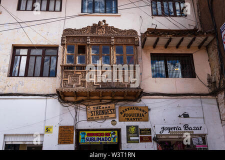 Kunstvoll geschnitzten hölzernen Balkon im kolonialen Stil in Cusco, Peru, Südamerika Stockfoto