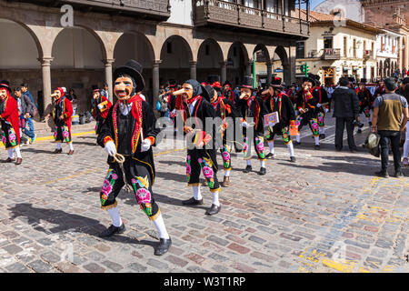 Die Tänzer tragen große Nase Wapuri Masken in einer Straße Prozession in Cusco, Peru, Südamerika Stockfoto