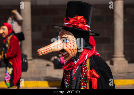 Die Tänzer tragen große Nase Wapuri Masken in einer Straße Prozession in Cusco, Peru, Südamerika Stockfoto