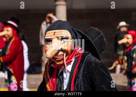 Die Tänzer tragen große Nase Wapuri Masken in einer Straße Prozession in Cusco, Peru, Südamerika Stockfoto